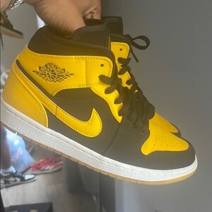 Nike Air Jordan Retro High in Black and Yellow